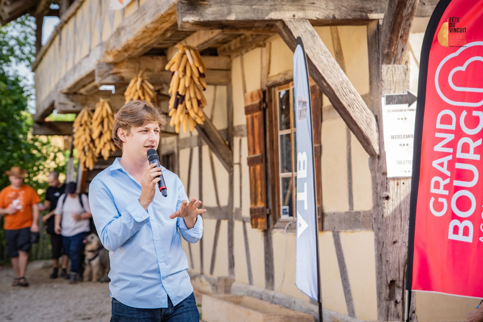 Louis Pauget anime la Fête du Vincuit au micro, à la Ferme de la Forêt à Courtes