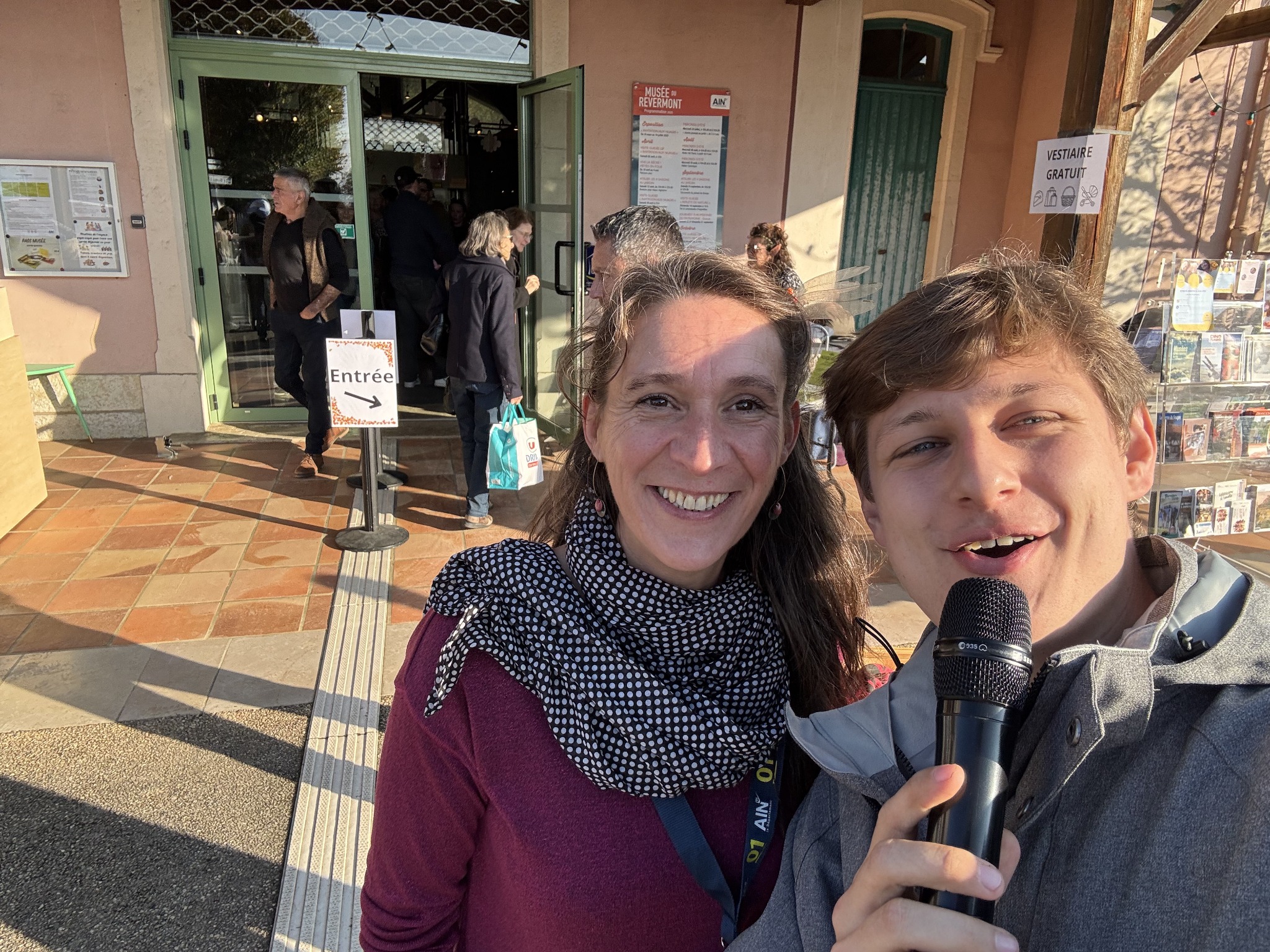 Louis Pauget au micro lors d’une rencontre au marché des fruits d’automne de Cuisiat